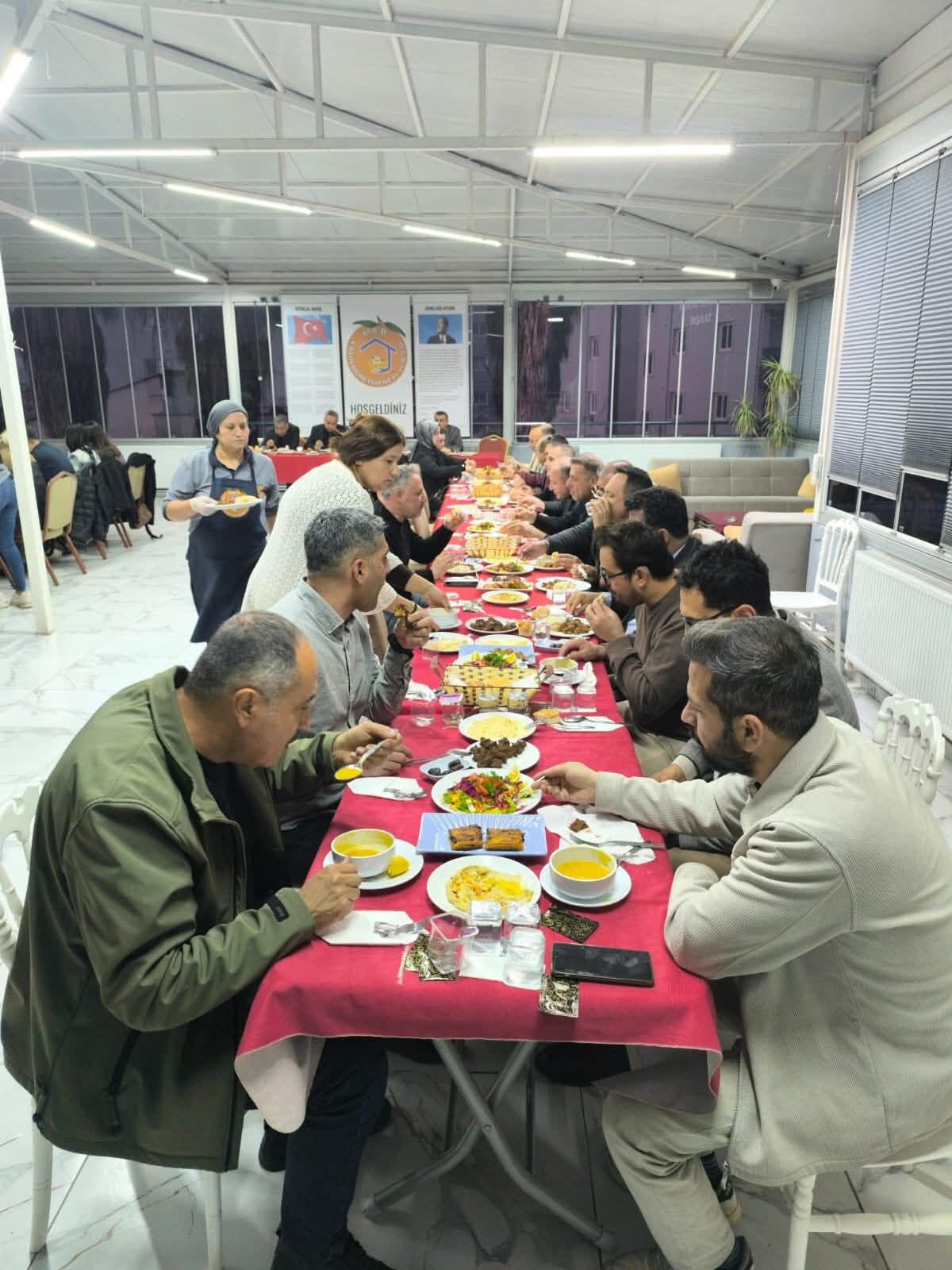Ozaydin Egitimcilerle Iftarda (4)