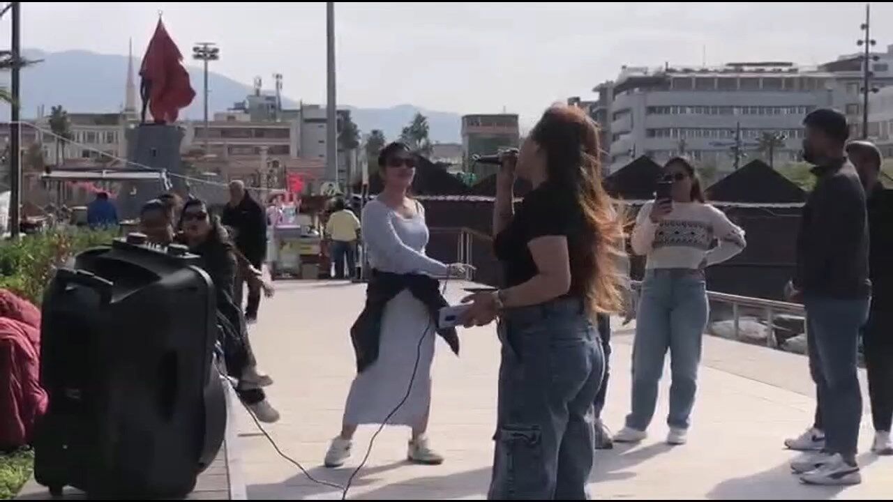 Uzak Dogulu Kadinlarin Karoke Keyfi.mp4 Snapshot 00.09.040