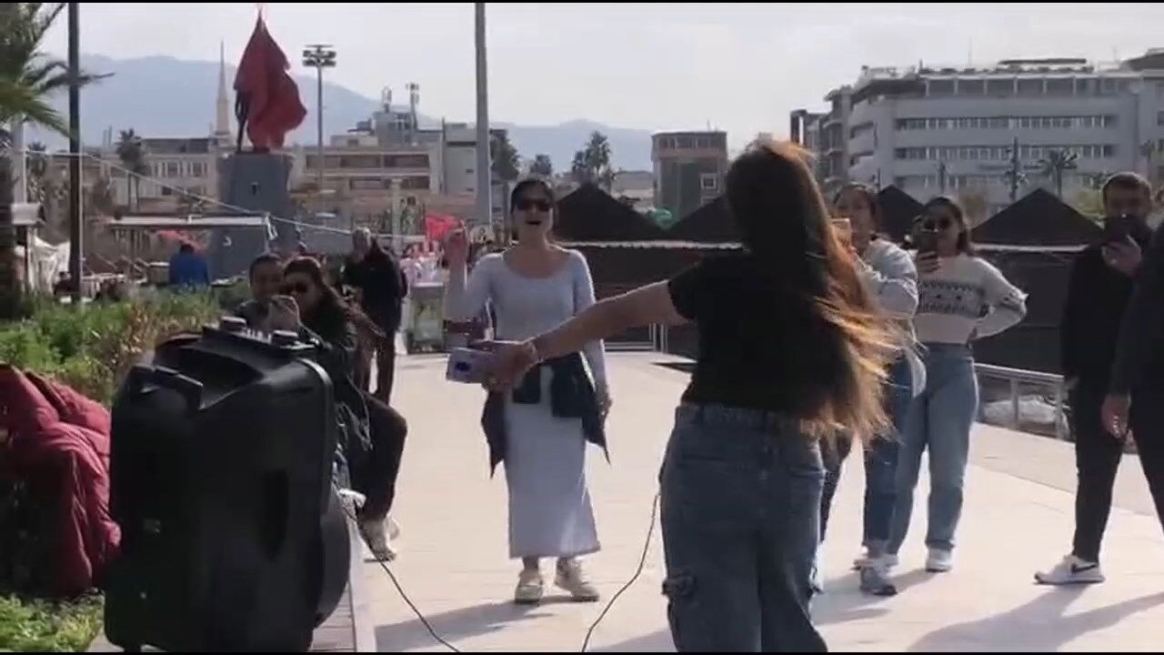 Uzak Dogulu Kadinlarin Karoke Keyfi.mp4 Snapshot 00.13.840