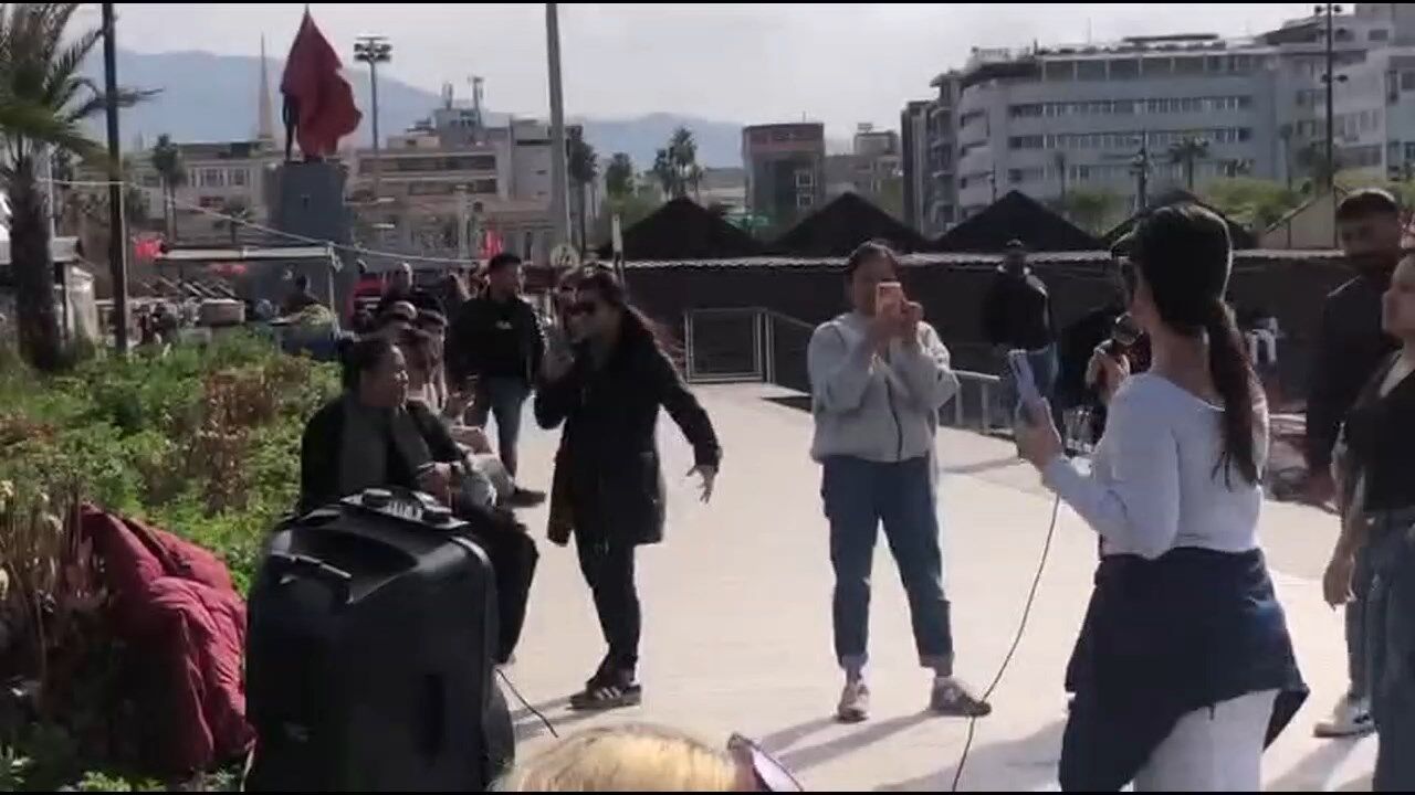 Uzak Dogulu Kadinlarin Karoke Keyfi.mp4 Snapshot 01.45.040