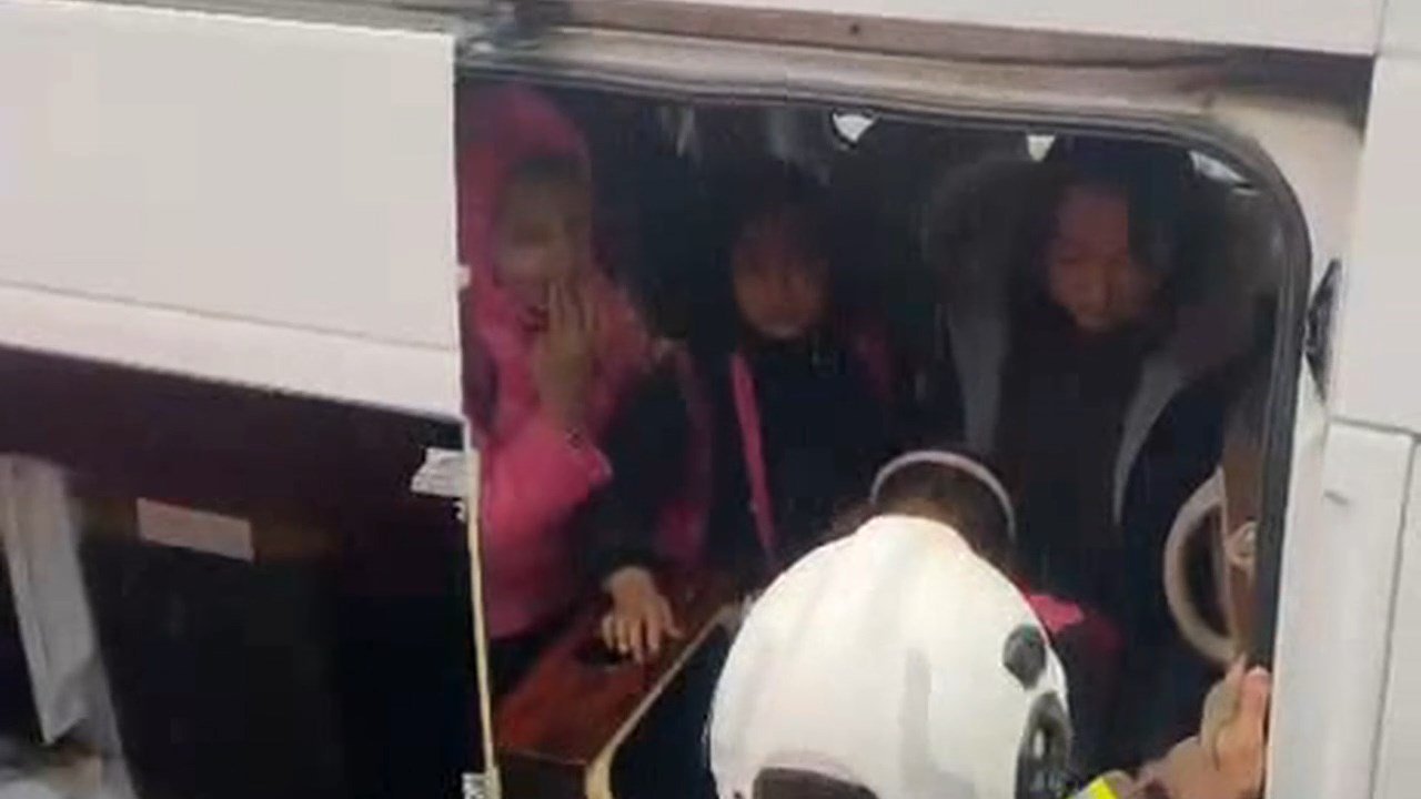 Ogrencileri Itfaiye Kurtardi.mp4 Snapshot 00.09.353