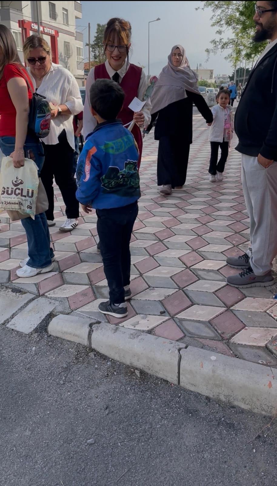 Ogretmene Anlamli Deskek (1)