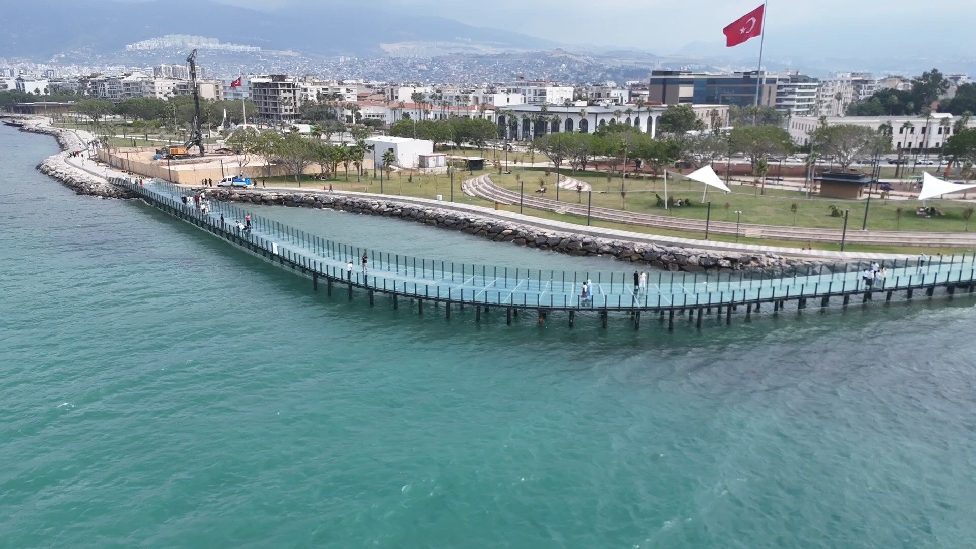 Cam Yuruyus Alanina Balik Birakildi (1)