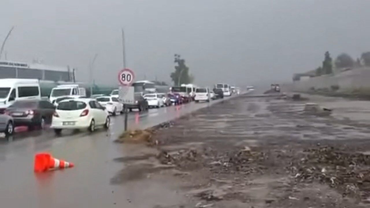 Eylul Saganak Yagisla Gidiyor.mp4 Snapshot 00.10.732