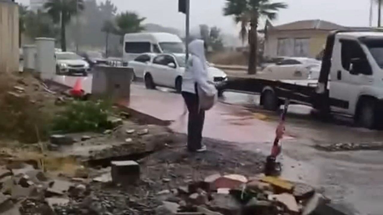 Eylul Saganak Yagisla Gidiyor.mp4 Snapshot 00.14.763